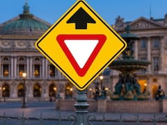 Qué significa la señal de tránsito SP-33 con forma de rombo amarillo con un triángulo invertido adentro y por qué representa un riesgo para el conductor
