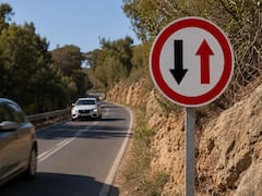 Qué significa la señal de tránsito con una flecha negra hacia abajo y una flecha roja hacia arriba
