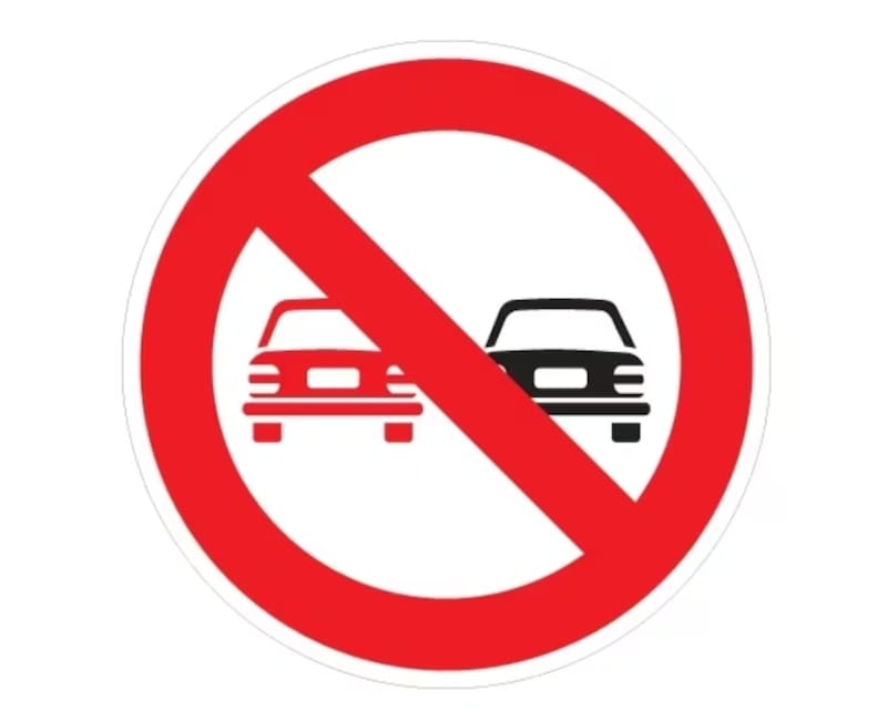 Qué significa la señal de tránsito con un círculo rojo y dos autos y por qué nunca deberías ignorarla al manejar