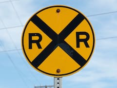 Qué significa la señal de tráfico con una “X” y dos “R” y cómo hay que actuar frente a ella