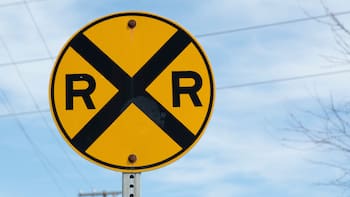 Qué significa la señal de tráfico con una “X” y dos “R” y cómo hay que actuar frente a ella