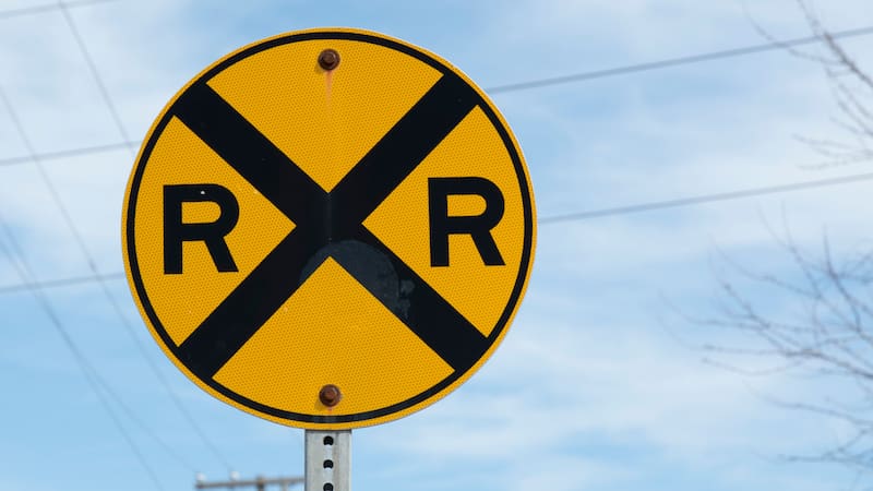 La señal avisa al conductor que debe reducir la velocidad y prepararse para frenar.