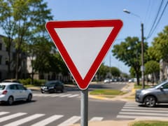 Qué significa la señal de tránsito con forma de triángulo invertido y por qué es importante prestarle atención