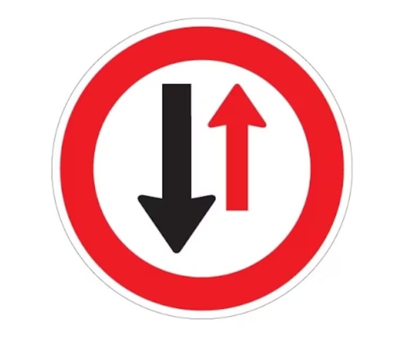 Qué significa la señal con una flecha negra hacia abajo y una flecha roja hacia arriba y por qué es importante respetarla