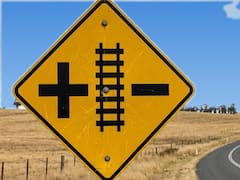 Qué significa la señal de tránsito amarilla con una cruz, un riel y un guion: el error que muchos conductores cometen