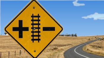 Qué significa la señal de tránsito amarilla con una cruz, un riel y un guion: el error que muchos conductores cometen
