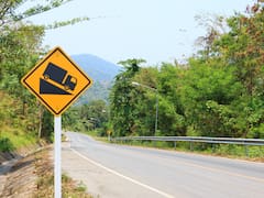Qué significa la señal amarilla con un camión en bajada y qué deben hacer los conductores