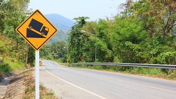 Qué significa la señal amarilla con un camión en bajada y qué deben hacer los conductores