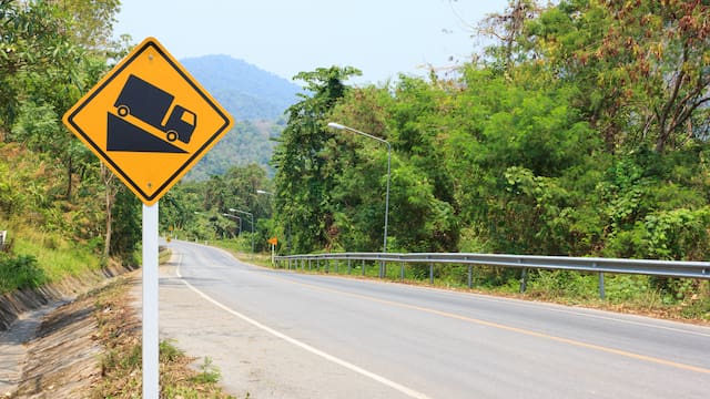 Qué significa la señal amarilla con un camión en bajada y qué deben hacer los conductores