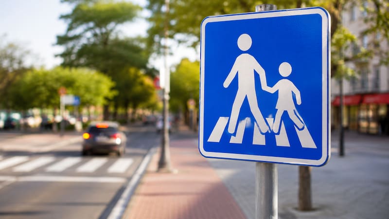 Respetar la señalización vial ayuda a reducir el riesgo de accidentes y mejora la convivencia entre peatones y conductores.