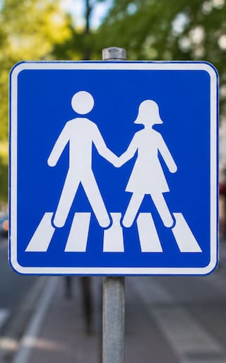 Pocos lo saben | Qué significa la señal de tránsito con dos personas de la mano sobre un fondo azul y por qué es tan importante