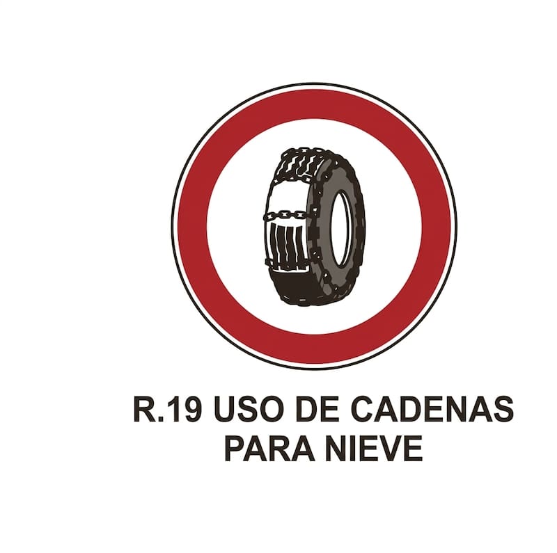Señal de tránsito con el dibujo de un neumático con cadenas.