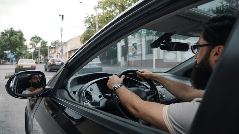 Ubicada estratégicamente antes de curvas o pendientes, esta señal preventiva previene colisiones por alcance en calles y carreteras.