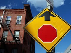 Qué significa la señal de tránsito con una flecha negra y un octágono rojo debajo: por qué es tan importante