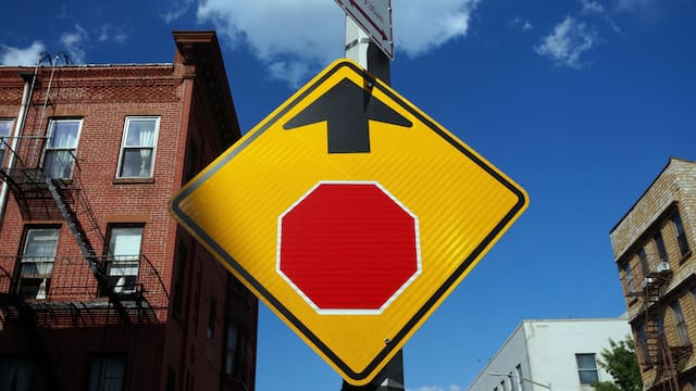 Qué significa la señal de tránsito con una flecha negra y un octágono rojo debajo: por qué es tan importante
