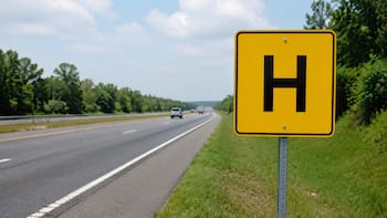 Qué significa la señal de tránsito de la letra H con un fondo amarillo y por qué es importante
