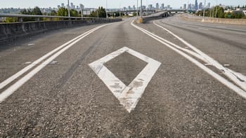 Qué significa la señal de tránsito con forma de rombo blanco que está pintada sobre el asfalto