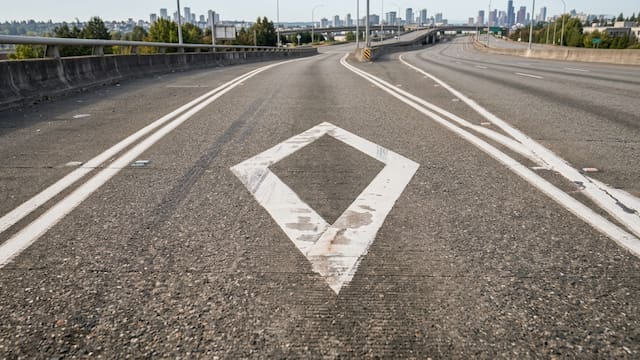 Qué significa la señal de tránsito con forma de rombo blanco que está pintada sobre el asfalto