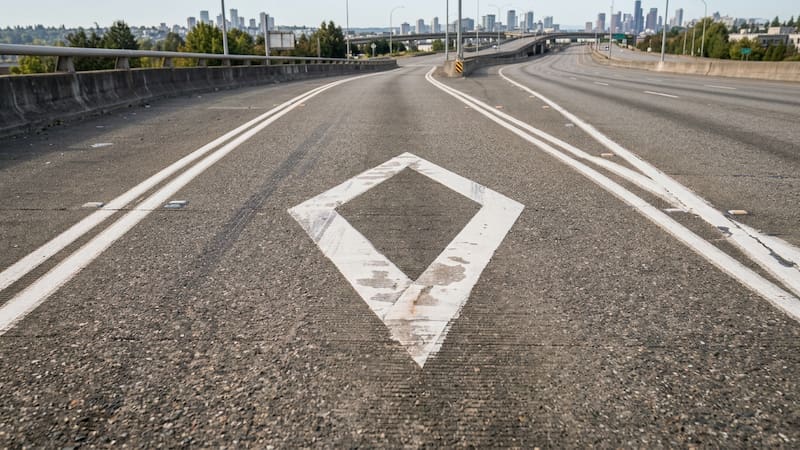 Las condiciones de acceso y las sanciones varían según la jurisdicción.