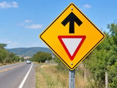 Qué significa la señal de tránsito con una flecha y un triángulo invertido