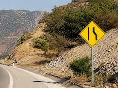 Qué significa la señal de tránsito que muestra un camino que se angosta de un solo lado sobre un rombo amarillo y por qué es importante
