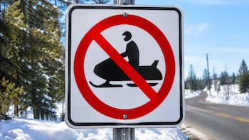 Qué significa la señal de tránsito R9-15 del MUTCD y por qué no debe ignorarse