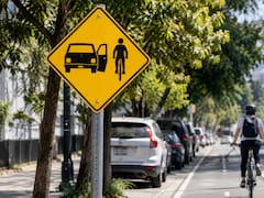 Qué significa la señal de tránsito de un coche con su puerta abierta y un ciclista al costado