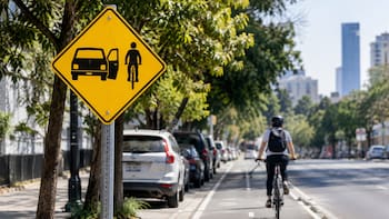 Qué significa la señal de tránsito de un coche con su puerta abierta y un ciclista al costado