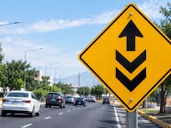 Qué significa la señal de tránsito con una flecha señalando hacia arriba y dos mirando hacia abajo
