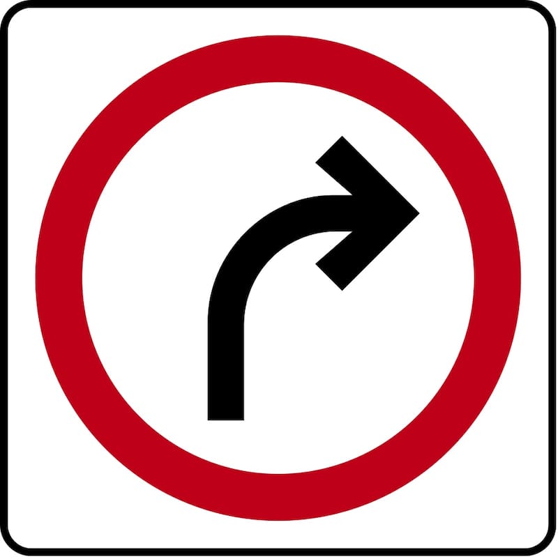 La SR-10 Vuelta continua derecha no es una indicación de obligatoriedad de giro, sino una indicación de que permite girar hacia la derecha.