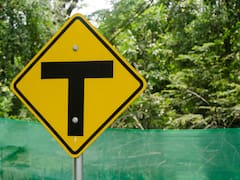 Qué significa la señal de tránsito amarilla con una “T” negra en el medio