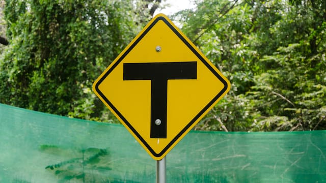 Qué significa la señal de tránsito amarilla con una “T” negra en el medio