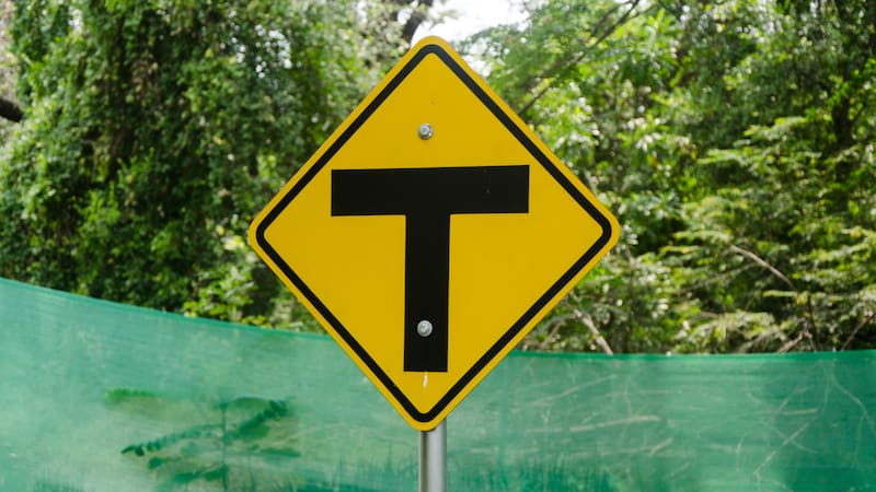 El sentido de esta señal es anticipar lo que el conductor todavía no ve.