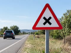 Qué significa la señal de tráfico triangular con borde rojo y una X en el centro y por qué es importante conocerla