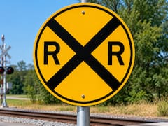 La señal amarilla con dos letras R que puede salvarte la vida en la carretera: qué significa y cómo deben actuar los conductores
