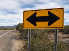Qué significa la señal de tránsito de doble flecha grande con un fondo amarillo y por qué es importante