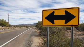 Qué significa la señal de tránsito de doble flecha grande con un fondo amarillo y por qué es importante