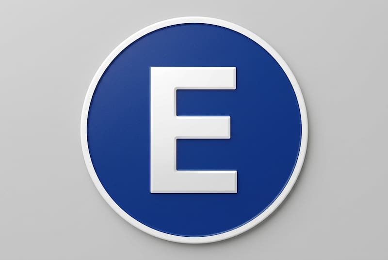 La señal de estacionamiento permitido puede incluir indicaciones sobre horarios, disposición del vehículo y condiciones para utilizar el espacio.