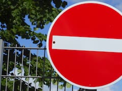 Qué significa la señal de tránsito con un círculo rojo y una franja blanca horizontal en el medio y por qué es importante respetarla