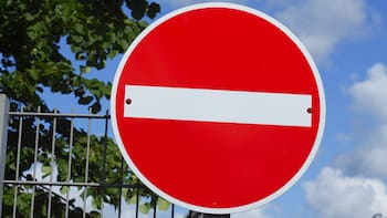 Qué significa la señal de tránsito con un círculo rojo y una franja blanca horizontal en el medio y por qué es importante respetarla