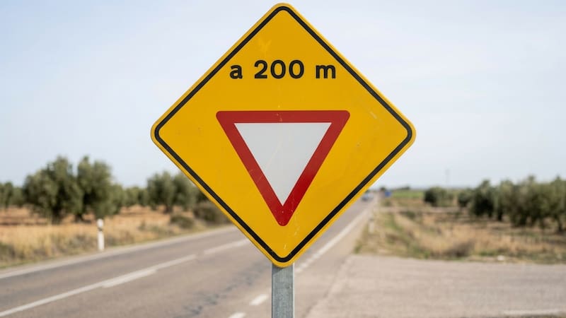 Señal de tránsito con un triángulo invertido y el número 200.