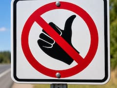 Qué significa la señal de tránsito con un pulgar hacia arriba y el símbolo de prohibido