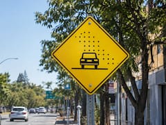 Qué significa la señal de tránsito de un auto rodeado de puntos negros en un rombo amarillo