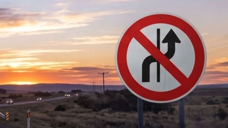 Pocos lo saben: qué significa la señal de tránsito con una flecha curva cruzada por una línea roja y sobre fondo blanco.