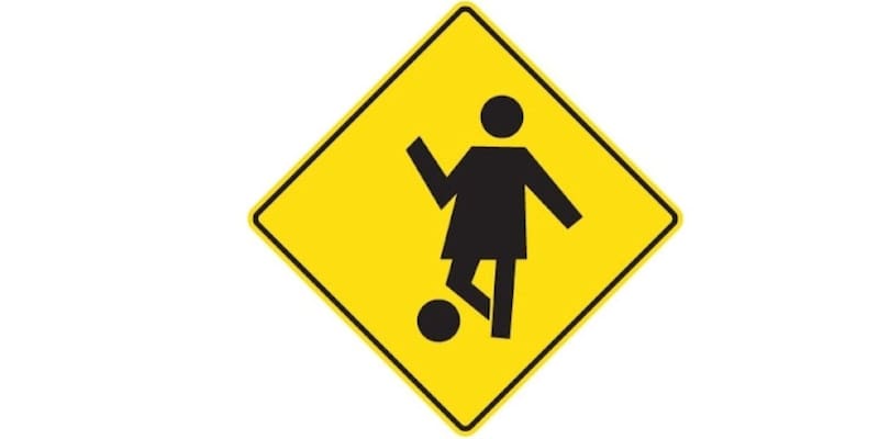 La señal del niño con una pelota advierte sobre la posibilidad de que haya niños jugando en zonas cercanas a donde se circula. (Foto: Ley de Tránsito)