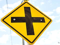 Qué significa la señal de tránsito que tiene una cruz negra sobre un fondo amarillo y por qué es importante