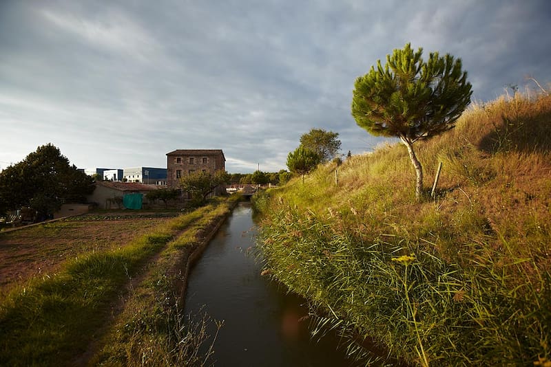 El parque recorre un canal del siglo XIV que abastece de agua a Manresa y ofrece rutas al aire libre entre naturaleza e historia.