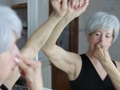 Ni a los 50 ni a los 60: el estudio que revela que el “olor a anciano” llega a los 30 años: a qué huele