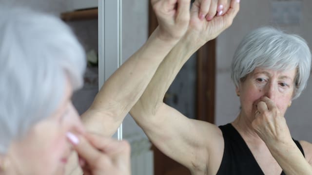 Ni a los 50 ni a los 60: el estudio que revela que el “olor a anciano” llega a los 30 años: a qué huele