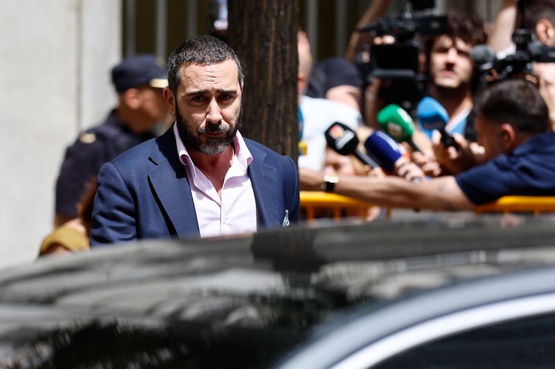 MADRID, 22/06/2026.- El comisionista Víctor de Aldama tras saber este lunes que el Tribunal Supremo le condena a 4 años y medio pero le suspenden la pena por presuntas mordidas en la compra de mascarillas en pandemia, en el año 2020. Esta suspensión, que implica que Aldama no entrará en prisión,está supeditada a que no cometa otro delito, a que presente un informe semestral de actividades y haga un año de trabajos en beneficio de la comunidad. EFE/ Rodrigo Jimenez